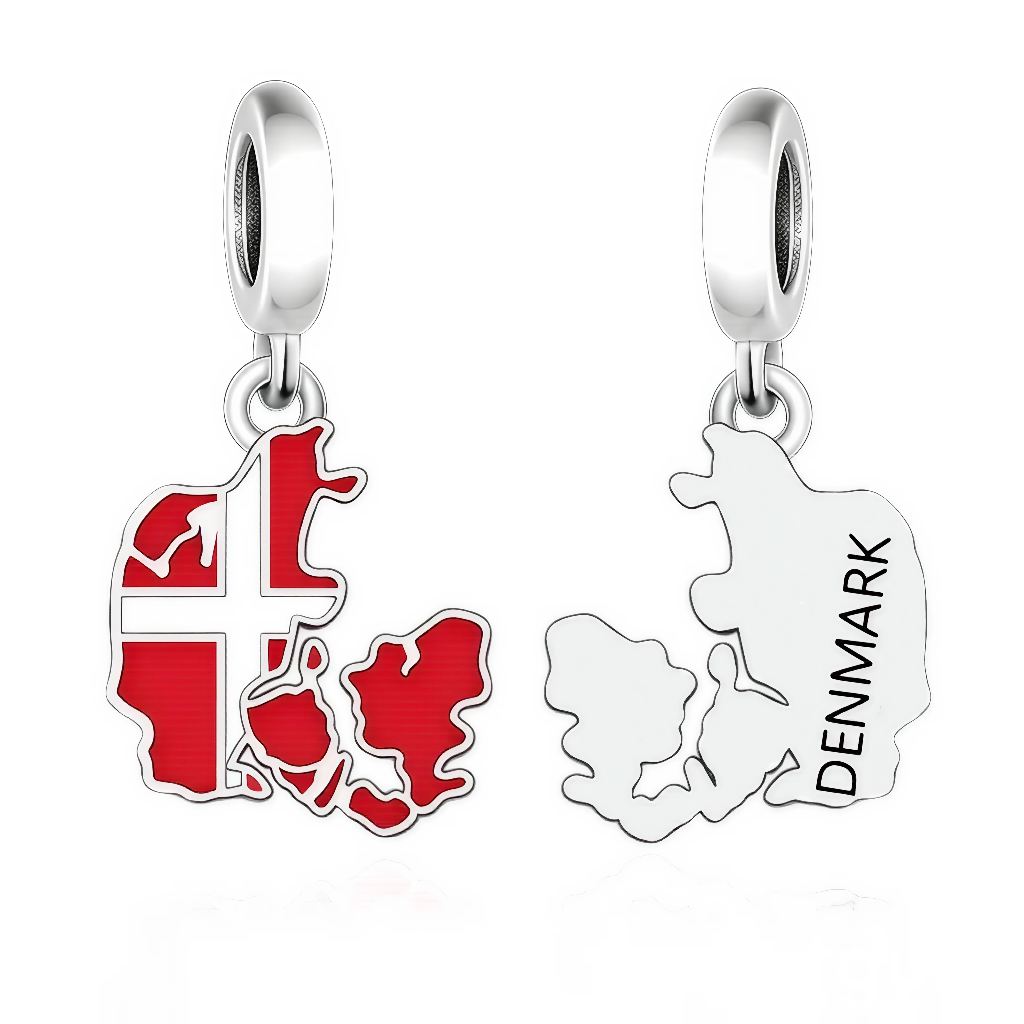 La face avant montre la silhouette du pays remplie d’un émail rouge vif traversé par la croix blanche du Dannebrog, ce qui en fait un petit drapeau‑carte très reconnaissable. Le revers reprend la même forme de carte en argent 925 poli, simplement rehaussée de l’inscription verticale « DENMARK », idéale pour un look plus discret. La bélière ronde lisse permet de suspendre facilement le charm à un bracelet ou un collier de style européen.