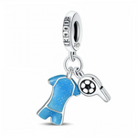 La bélière en argent est gravée du mot « SOCCER » et ponctuée de petits détails noirs, comme un clin d’œil aux tribunes d’un stade plein à craquer. Suspendu dessous, un maillot bleu pailleté stylisé rappelle une tenue de joueur, tandis qu’un sifflet réaliste en argent complète la scène et évoque arbitres, coachs et matchs décisifs. Ce charm dynamique est idéal pour représenter son sport préféré, un club de cœur ou un souvenir de tournoi.