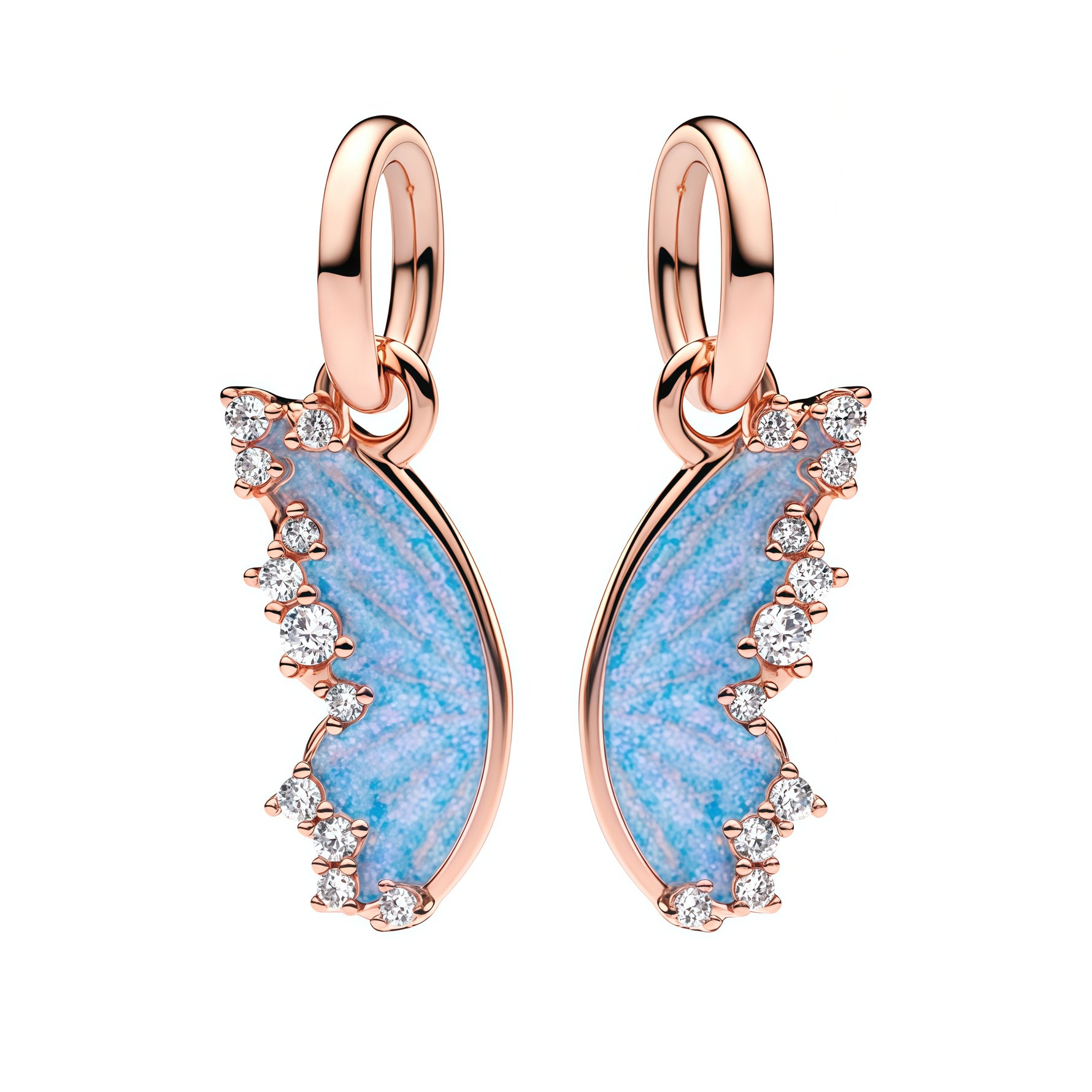 Apporte une touche aérienne et raffinée à ton bracelet avec ce charm pendentif ailes bleu ciel. Son design délicat, ses lignes courbées et ses détails brillants en font un bijou élégant et lumineux. Un pendentif poétique et moderne, parfait pour symboliser la liberté, la légèreté et l’évasion.

Caractéristiques :

- Matière : Argent 925 avec finition émail bleu ciel et strass.
- Design : Ailes stylisées en version pendentif, avec finitions soignées.
- Dimensions : Taille délicate et confortable à porter.
- 