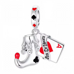 Ajoutez une touche de mystère et de jeu à votre bracelet avec ce charm en argent 925 représentant un As de cœur accompagné de la chaussure du Joker. Symbole de chance, de rebondissements et d’audace, ce bijou allie l’élégance du jeu de cartes à la folie et l’imprévisibilité du personnage du Joker.