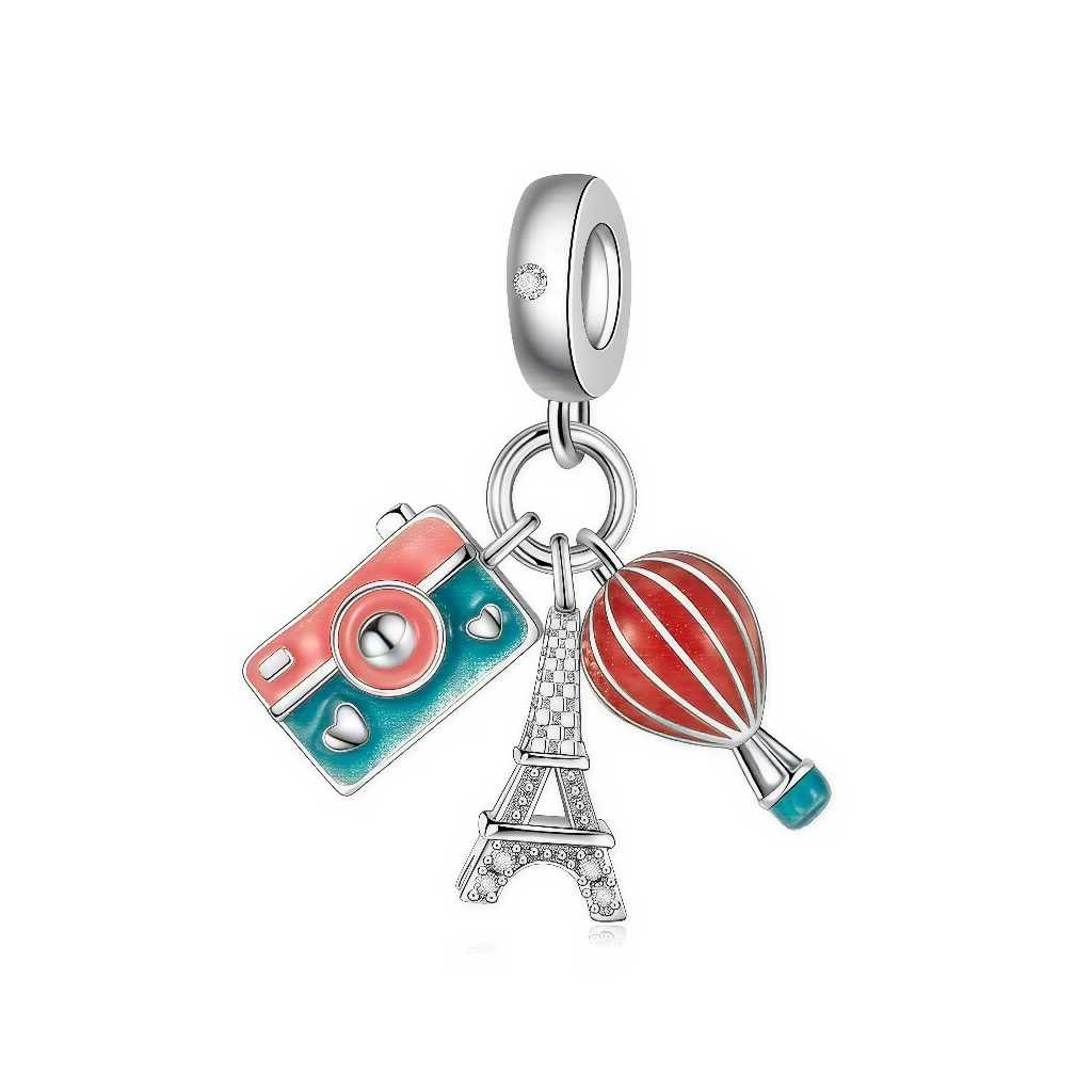 Ce charm triple pendant en argent 925 réunit un appareil photo bicolore corail et turquoise, une montgolfière rouge rayée et une tour Eiffel pavée de petits cristaux, tous suspendus à une même bélière lisse sertie d’un zircon clair. Les émaux spéciaux de l’appareil photo et du ballon s’illuminent dans le noir, ce qui donne au bijou une allure de souvenir de voyage qui brille même la nuit.

Caractéristiques :

-Matière : Argent 925 avec émail coloré et cristaux transparents.
-Design : Trio de breloques appar