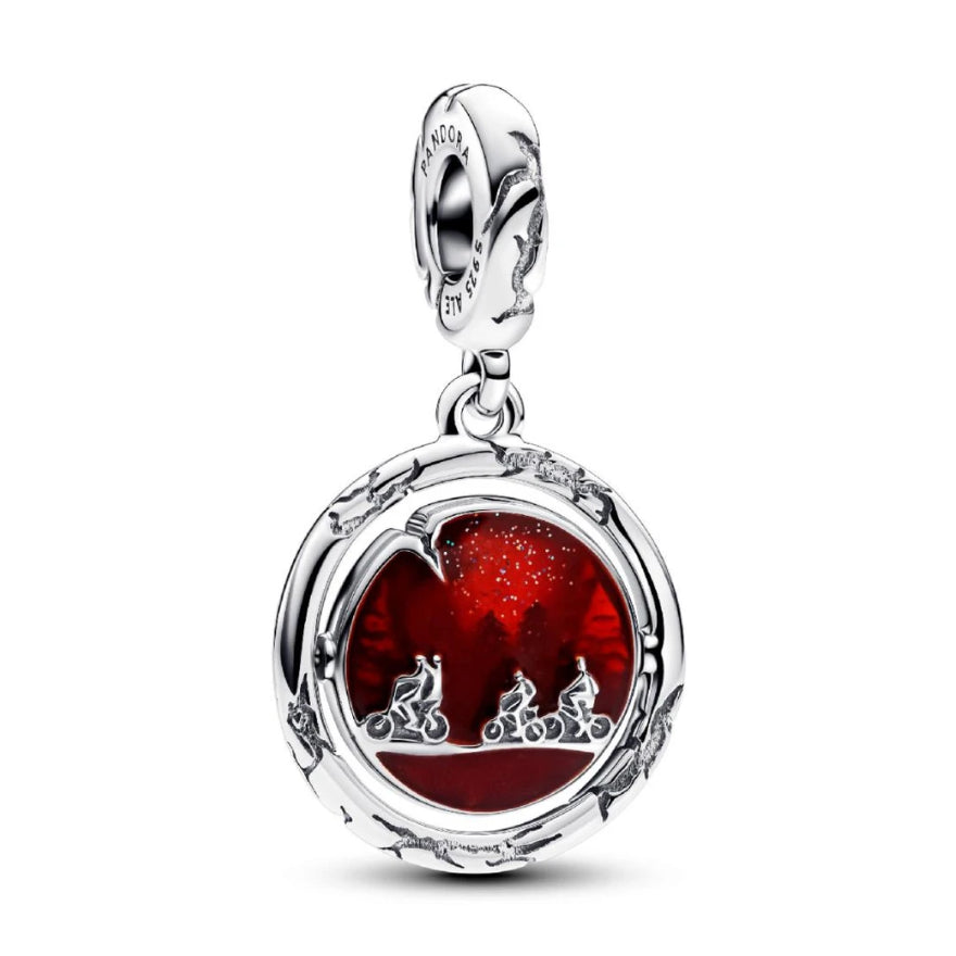 Charm aventure à vélo sur fond rouge scintillant, parfait pour les fans de séries mystérieuses type “années 80”, les passionnés de vélo ou ceux qui aiment les ambiances nocturnes et cinématographiques. L’émail rouge brillant contraste avec l’argent poli pour créer une pièce très graphique et pleine de caractère.