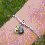 Ajoutez une touche de fraîcheur à votre collection avec ce charm unique en argent sterling S925, représentant un avocat parfaitement détaillé. Ce charm mignon et amusant capture la beauté et la santé de ce fruit tropical, symbole d'une alimentation saine et d'un style de vie équilibré. Idéal pour les amateurs de cuisine, de nutrition ou simplement pour ceux qui adorent les avocats, ce charm apportera une touche de fun à votre bracelet.