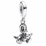 Craquez pour ce charm pendentif attendrissant mettant en scène bébé Donald, assis paisiblement dans une posture pleine d’innocence et de douceur. Entièrement réalisé en finition argentée brillante, ce bijou capte à merveille l’expression espiègle et la bouille irrésistible du célèbre caneton de Disney. Une pièce adorable qui fera fondre les collectionneurs et les amoureux des personnages classiques.