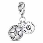 Pour les passionnés de football, ce charm en forme de ballon de foot est un incontournable. Réalisé en argent 925, il allie qualité et authenticité pour sublimer votre bracelet avec style. Que ce soit pour afficher votre passion ou offrir un cadeau sportif, ce pendentif s’adapte parfaitement à la plupart des bracelets à charms.