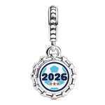 Apporte une touche sportive et élégante à ton bracelet avec ce charm pendentif ballon de foot 2026 aux couleurs de l’Argentine. Inspiré de l’univers du football, ce bijou met en valeur un ballon stylisé aux tons bleu et blanc emblématiques, pour un rendu dynamique, moderne et plein de caractère. Un charm original et symbolique, parfait pour les fans de foot et de l’Albiceleste.

Caractéristiques :

- Matière : Argent 925 avec détails en émail coloré.
- Design : Ballon de foot en version pendentif aux couleu