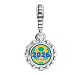 Apporte une touche sportive et festive à ton bracelet avec ce charm pendentif ballon de foot 2026 aux couleurs du Brésil. Inspiré de l’univers du football, ce bijou met en valeur un ballon stylisé avec les couleurs emblématiques du Brésil, pour un rendu vibrant, dynamique et plein d’énergie. Un charm original et symbolique, parfait pour les fans de foot et de la Seleção.

Caractéristiques :

- Matière : Argent 925 avec détails en émail coloré.
- Design : Ballon de foot en version pendentif aux couleurs du B