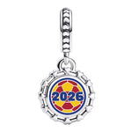 Apporte une touche sportive et éclatante à ton bracelet avec ce charm pendentif ballon de foot 2026 aux couleurs de la Colombie. Inspiré de l’univers du football, ce bijou met en valeur un ballon stylisé aux tons jaune, bleu et rouge, pour un rendu dynamique, moderne et plein de caractère. Un charm original et symbolique, parfait pour les fans de foot et de la sélection colombienne.

Caractéristiques :

- Matière : Argent 925 avec détails en émail coloré.
- Design : Ballon de foot en version pendentif aux c
