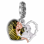 Revivez la romance intemporelle de La Belle et la Bête avec ce charm pendentif élégant représentant Belle et la Bête dansant ensemble. Fabriqué en argent sterling 925, ce charm capture la magie du moment emblématique du film avec des détails délicats et une finition éclatante. Parfait pour les fans de Disney et les admirateurs de cette histoire d'amour classique, ce charm ajoute une touche de sophistication et de rêve à votre bracelet ou collier.
