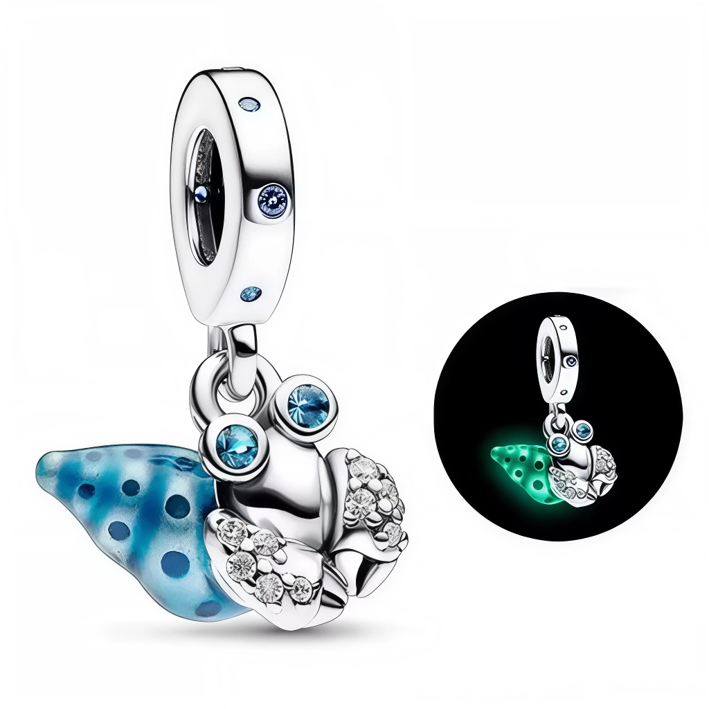 Charm pendentif en argent 925, représentant un bernard-l’hermite aux détails fins. Sa particularité ? Il brille dans le noir grâce à son effet "Glow in the Dark", ajoutant une touche magique à votre bijou. Idéal pour personnaliser bracelets ou colliers avec une ambiance marine et lumineuse.