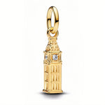 Voyage au cœur de Londres avec ce charm en argent sterling 925 représentant le célèbre Big Ben, sublimé par de délicates touches dorées. Son design finement détaillé capture l’élégance intemporelle de ce monument emblématique, apportant une touche chic et urbaine à ton bracelet. Un bijou raffiné qui évoque l’évasion, l’aventure et les souvenirs de voyage.

Caractéristiques :

Matière : Argent 925 avec détails dorés.

Design : Big Ben détaillé avec finitions brillantes et touches dorées élégantes.

Dimension