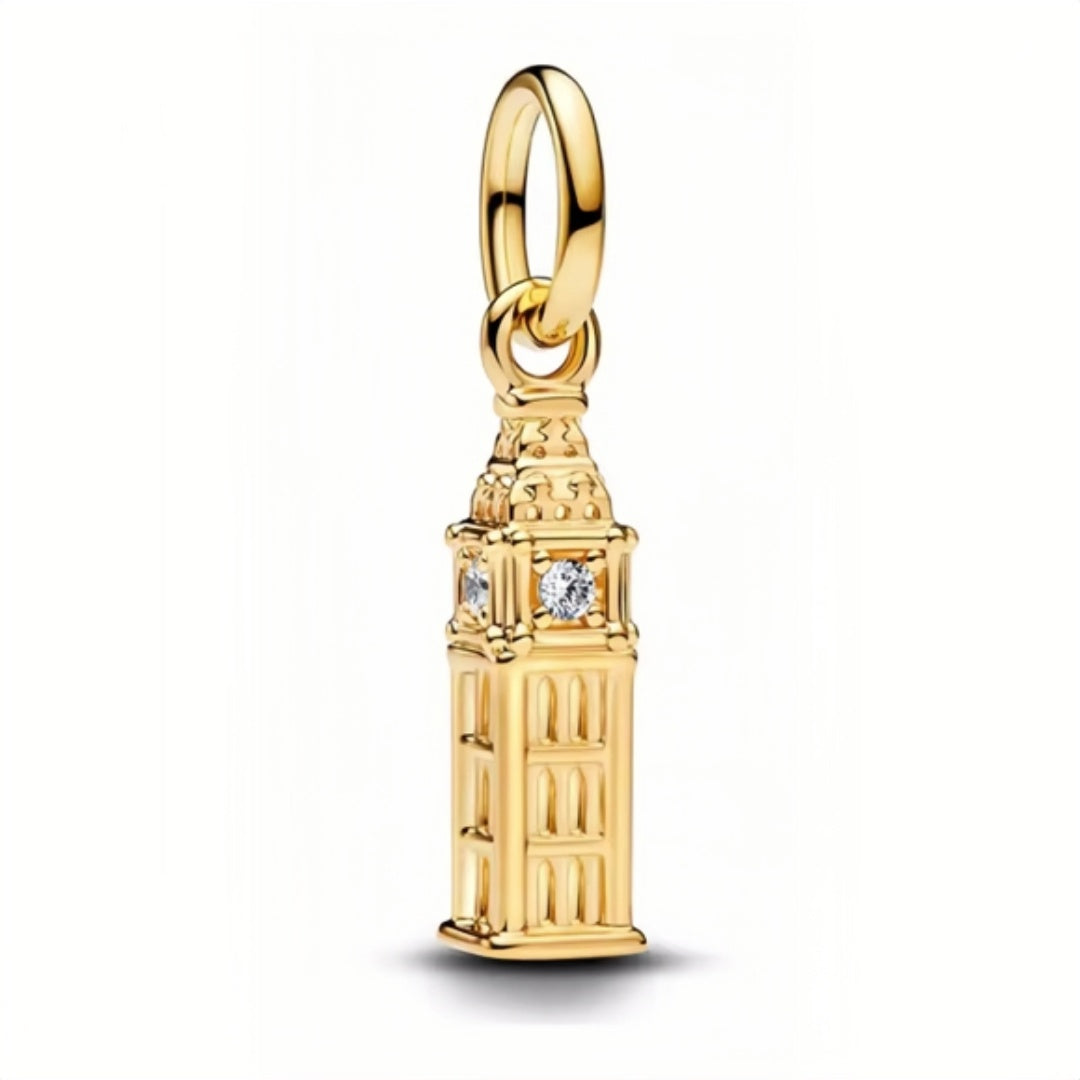 Voyage au cœur de Londres avec ce charm en argent sterling 925 représentant le célèbre Big Ben, sublimé par de délicates touches dorées. Son design finement détaillé capture l’élégance intemporelle de ce monument emblématique, apportant une touche chic et urbaine à ton bracelet. Un bijou raffiné qui évoque l’évasion, l’aventure et les souvenirs de voyage.

Caractéristiques :

Matière : Argent 925 avec détails dorés.

Design : Big Ben détaillé avec finitions brillantes et touches dorées élégantes.

Dimension