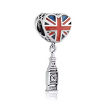 Capturez l'essence du Royaume-Uni avec ce charm élégant représentant Big Ben, l'un des monuments les plus emblématiques de Londres, attaché à un drapeau du Royaume-Uni en forme de cœur. En argent sterling S925, ce charm symbolise à la fois l'histoire et le patrimoine britannique, ainsi que l'amour pour ce pays fascinant. C’est le souvenir parfait pour les voyageurs ou les passionnés de la culture britannique.