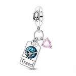 Ce charm pendentif en argent symbolise l’appel du voyage avec un billet stylisé décoré d’un globe bleu survolé par un avion en relief, accompagné d’un petit cœur rose facetté qui évoque la passion des escapades. La bélière ornée d’un motif discret rappelle une étiquette de bagage, créant un ensemble délicat et inspirant pour tous les amoureux de découvertes.