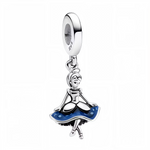 Ajoutez une touche de grâce et de magie à votre collection avec ce charm pendentif en argent 925 représentant Blanche-Neige dansant, vêtue de sa robe emblématique. Entièrement argentée avec des détails en émail bleu sur la robe, cette pièce féerique capture l’élégance et la douceur de la première princesse Disney. Un bijou enchanteur pour les amoureux des contes de fées et de l’univers classique Disney.