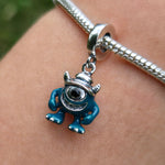 Apportez une touche d’aventure et de courage à votre collection avec ce charm pendentif en argent 925 représentant Bob bleu coiffé de son casque argenté, orné de ses deux cornes caractéristiques. Ce bijou capture parfaitement l’esprit dynamique et protecteur du personnage de Monstres et Cie, mêlant fun et élégance dans une finition soignée. Idéal pour les fans de Pixar et les amateurs de charms originaux et expressifs.