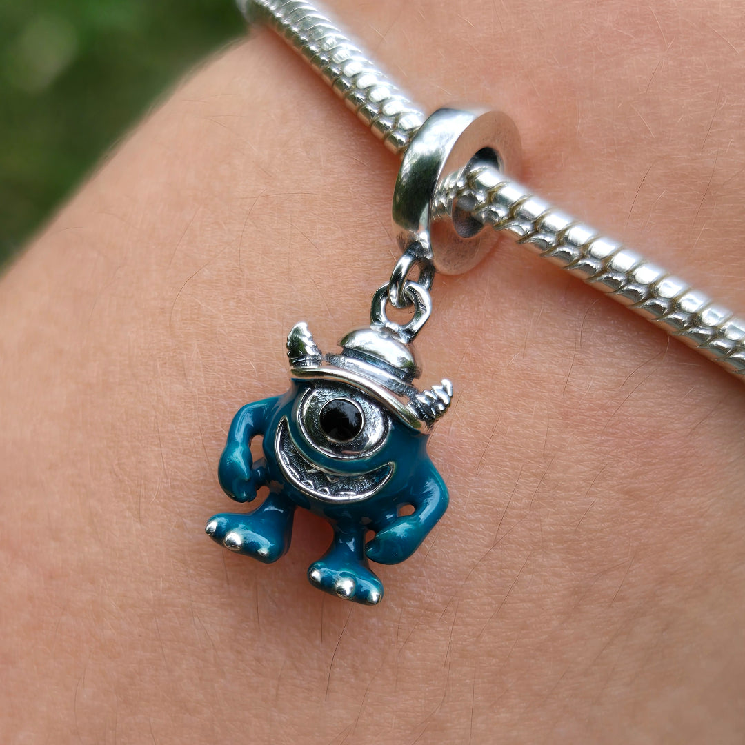 Apportez une touche d’aventure et de courage à votre collection avec ce charm pendentif en argent 925 représentant Bob bleu coiffé de son casque argenté, orné de ses deux cornes caractéristiques. Ce bijou capture parfaitement l’esprit dynamique et protecteur du personnage de Monstres et Cie, mêlant fun et élégance dans une finition soignée. Idéal pour les fans de Pixar et les amateurs de charms originaux et expressifs.