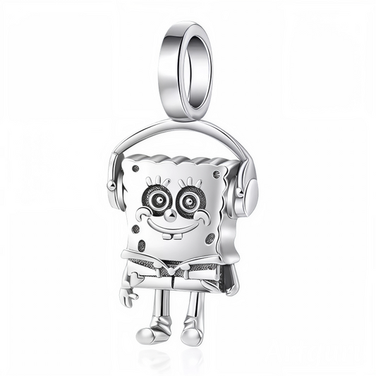 Laissez-vous emporter par le rythme avec ce charm pendentif en argent 925 représentant Bob l’Éponge avec un casque de musique. Fidèle à son style joyeux et délirant, ce bijou argenté est parfait pour les fans qui aiment mixer pop-culture et passion pour la musique. Une pièce tendance qui apportera une note fun et moderne à votre collection !
