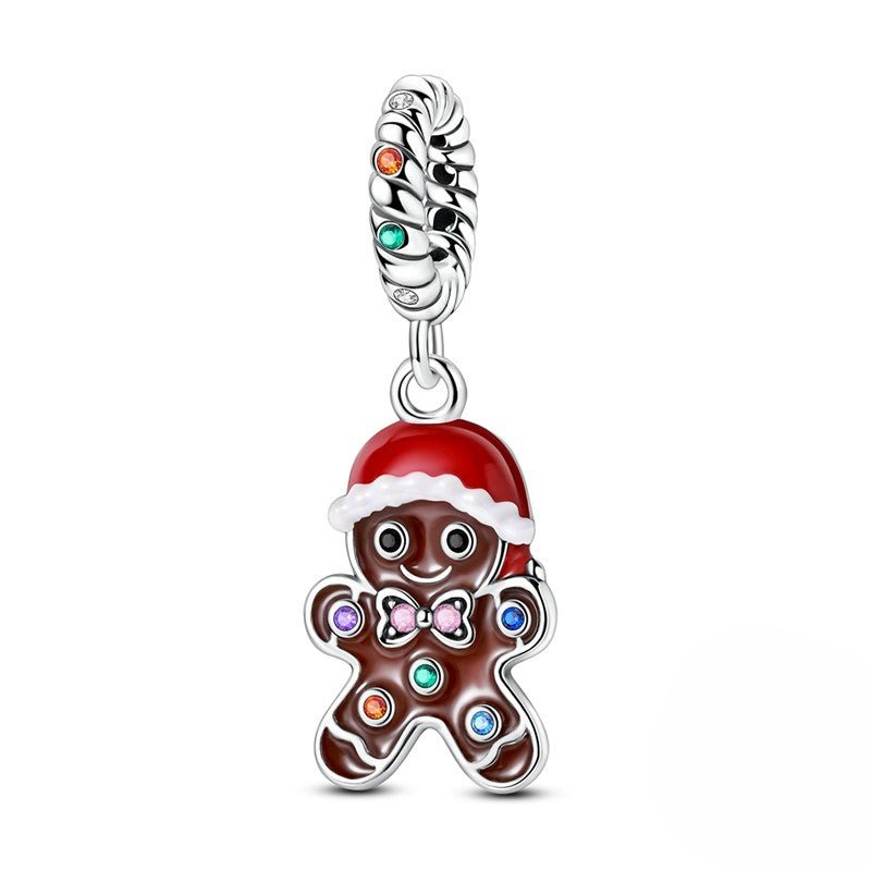 Ce charm craquant met en scène un bonhomme pain d’épices brun glacé, avec un grand sourire, un bonnet de Père Noël rouge et blanc et un nœud papillon rose au centre. Son corps est orné de petits strass colorés qui évoquent les boutons en sucre, tandis que la bélière torsadée S925 est sertie de cristaux rouges, verts et transparents pour rappeler les lumières du sapin. Idéal pour ajouter une touche gourmande et joyeuse à un bracelet de Noël.