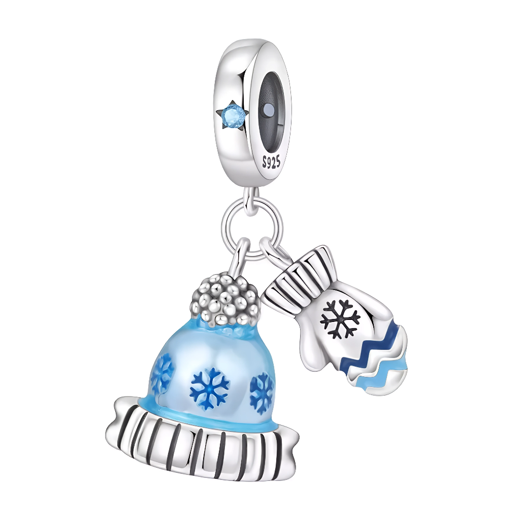 Ce charm cocooning met en scène un bonnet bien chaud bleu givré, orné de flocons de neige foncés et d’un large bord côtelé argenté, accompagné d’une moufle assortie décorée d’un flocon noir et de vagues bleues. Le duo est suspendu à une bélière S925 lisse embellie d’un petit strass bleu ciel en forme d’étoile, rappelant l’éclat de la neige sous le soleil d’hiver. Parfait pour évoquer les balades enneigées, les vacances à la montagne ou tout simplement l’ambiance chaleureuse de la saison froide.