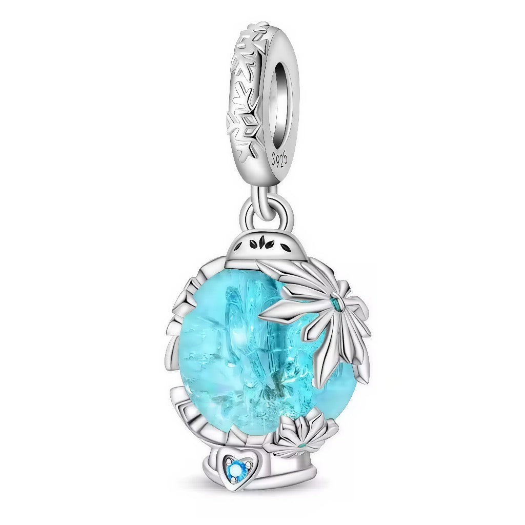 Ajoutez une touche magique et hivernale à votre bracelet avec ce charm Boule à Neige Flocon, réalisé en Argent 925 (S925) ! Il représente une boule à neige cristalline avec un grand flocon de neige détaillé en son centre, surmontée d’une bélière gravée de flocons de neige et sertie de petits strass. Ce bijou délicat évoque la féerie de l’hiver et les paysages enneigés, parfait pour compléter une collection festive ou offrir pendant les fêtes.
