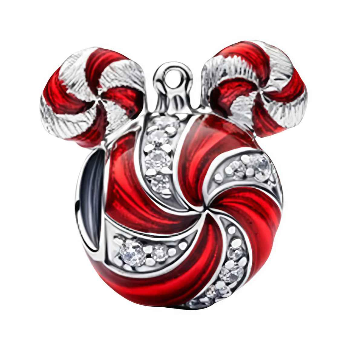 Charm pendentif en forme de boule de Noël, décoré avec les oreilles emblématiques de Mickey et des motifs rouges et blancs évoquant les fêtes de fin d’année. Finement travaillé en argent 925, ce modèle est rehaussé de détails brillants pour un rendu festif et élégant.

Caractéristiques :

Matière : Argent 925.
Design : Boule de Noël rouge et blanche avec oreilles de Mickey.
Style : Festif, Disney, élégant et lumineux.
Symbolique : Noël, magie, tradition, joie et univers de Mickey.
Compatibilité : Charm pend