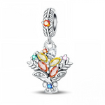 Le bouquet est composé de pierres marquises jaune, orange et transparentes, entourées de petites gemmes vertes, roses et bleues qui évoquent des pétales et baies multicolores. Les feuilles argentées stylisées encadrent la composition, tandis qu’un nœud brillant maintient le bouquet et se prolonge par une bélière finement tressée ornée d’un cristal rond. L’ensemble crée un bijou très détaillé qui capte la lumière sous tous les angles, rappelant la richesse des couleurs automnales.