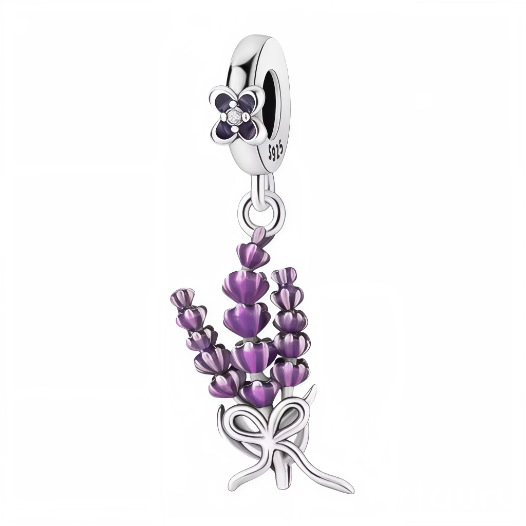 Ce charm capture la poésie des champs de lavande : trois brins finement sculptés sont peints d’un émail violet nacré qui joue avec la lumière, tandis qu’un nœud d’argent rassemble le bouquet. La bélière est ornée d’une petite fleur émaillée et d’un micro‑cristal pour une brillance subtile. Parfait pour un thème nature, été ou bien‑être, il évoque sérénité, parfums du sud et escapades ensoleillées.