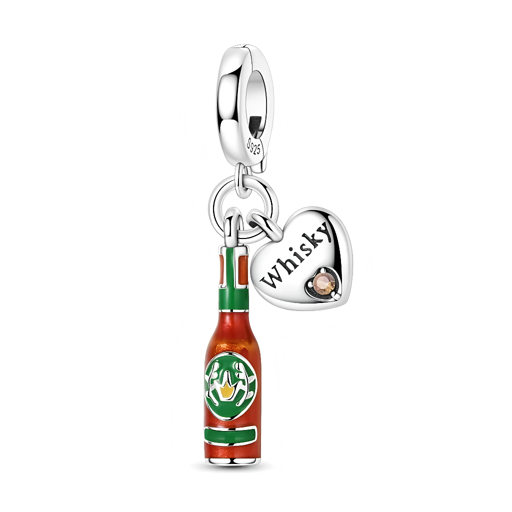 La bélière lisse en argent 925 porte le poinçon S925 et relie deux pendentifs : une bouteille longue et fine en émail brun‑orangé rehaussée de vert et de blanc, et un cœur poli. Le cœur est gravé du mot “Whisky” et décoré d’un petit cristal rond champagne serti près du bord, ajoutant une touche brillante.