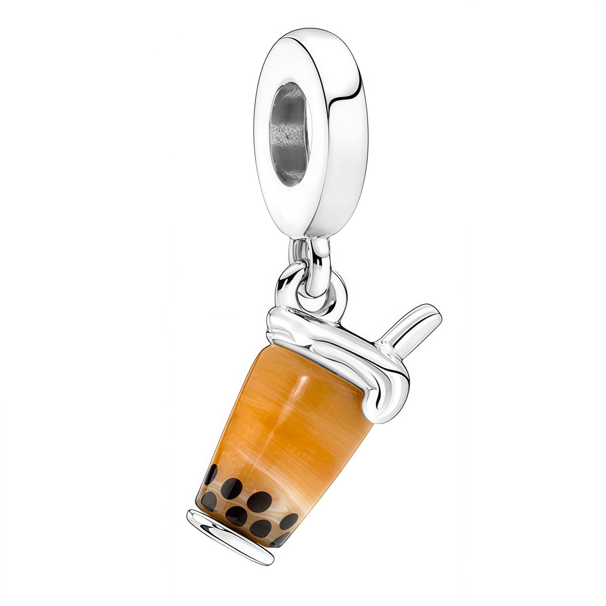 Apporte une touche gourmande et tendance à ton bracelet avec ce charm pendentif bubble tea. Son design réaliste, avec son verre transparent, son couvercle blanc et ses perles noires, en fait un bijou original et plein de peps. Un pendentif amusant et moderne, parfait pour les fans de bubble tea et les accessoires décalés.

Caractéristiques :

- Matière : Argent 925 avec détails en émail coloré.
- Design : Verre de bubble tea en version pendentif, avec finitions soignées.
- Dimensions : Taille délicate et co