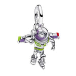 Ajoute une touche d’aventure et de fantaisie à ton bracelet avec ce charm pendentif inspiré de Buzz l’Éclair. Son design ludique et reconnaissable évoque l’univers culte de Toy Story tout en apportant une note originale et pleine d’énergie à ta collection. Un bijou amusant et iconique, parfait pour les fans de Pixar et des personnages emblématiques.

Caractéristiques :

-&nbsp;Matière : Argent 925.
-&nbsp;Design : Pendentif Buzz l’Éclair, avec finition brillante.
-&nbsp;Dimensions : Taille délicate et confo