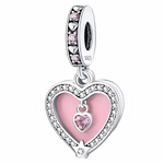 Ce charm délicat dévoile un cœur encadré pavé de cristaux étincelants, abritant un insert rose translucide avec une pierre rose centrale pour un effet doux et lumineux. L’anneau supérieur orné de cœurs et pierres roses assure une fixation élégante, tandis qu’une petite étoile ajoute une note féerique finale. Symbole d’amour encadré et précieux, il illumine bracelets d’une tendresse romantique sophistiquée.

Caractéristiques :

Matière : Argent 925 (S925) avec émail rose et oxydes de zirconium roses/clairs.
