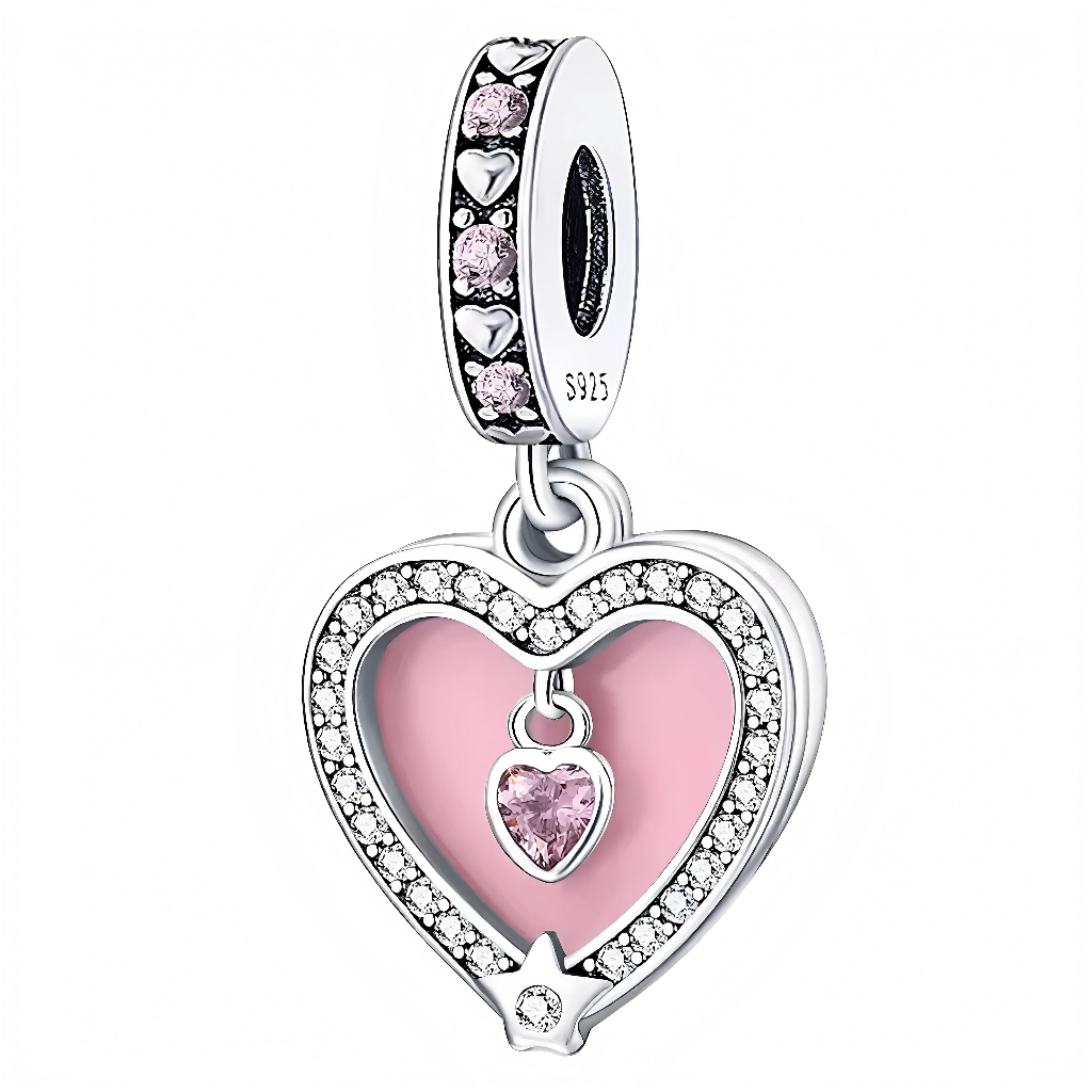 Ce charm délicat dévoile un cœur encadré pavé de cristaux étincelants, abritant un insert rose translucide avec une pierre rose centrale pour un effet doux et lumineux. L’anneau supérieur orné de cœurs et pierres roses assure une fixation élégante, tandis qu’une petite étoile ajoute une note féerique finale. Symbole d’amour encadré et précieux, il illumine bracelets d’une tendresse romantique sophistiquée.

Caractéristiques :

Matière : Argent 925 (S925) avec émail rose et oxydes de zirconium roses/clairs.
