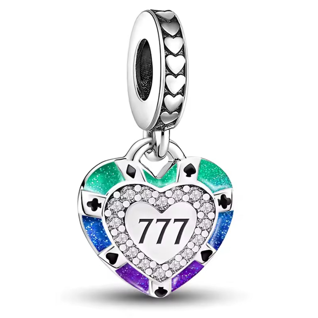 Sublimez votre bracelet avec ce charm en forme de cœur inspiré d’un jeton de casino, habillé de nuances scintillantes de vert, bleu et violet pour une touche vibrante et originale. Le chiffre "777", symbole de chance et de réussite, est mis en valeur au centre d’un cœur étincelant de strass, entouré des emblèmes classiques des cartes. Sa bélière décorée de petits cœurs souligne l’équilibre parfait entre porte-bonheur et romantisme : un bijou unique pour affirmer votre personnalité et attirer la fortune part