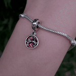 Célébrez l’amour et la magie avec ce charm en argent 925 représentant un cœur orné des célèbres silhouettes de Mickey et Minnie. Un bijou intemporel et romantique, parfait pour les fans des icônes Disney. Ce charm ajoute une touche de tendresse et de féérie à votre collection, symbolisant l’amour éternel.