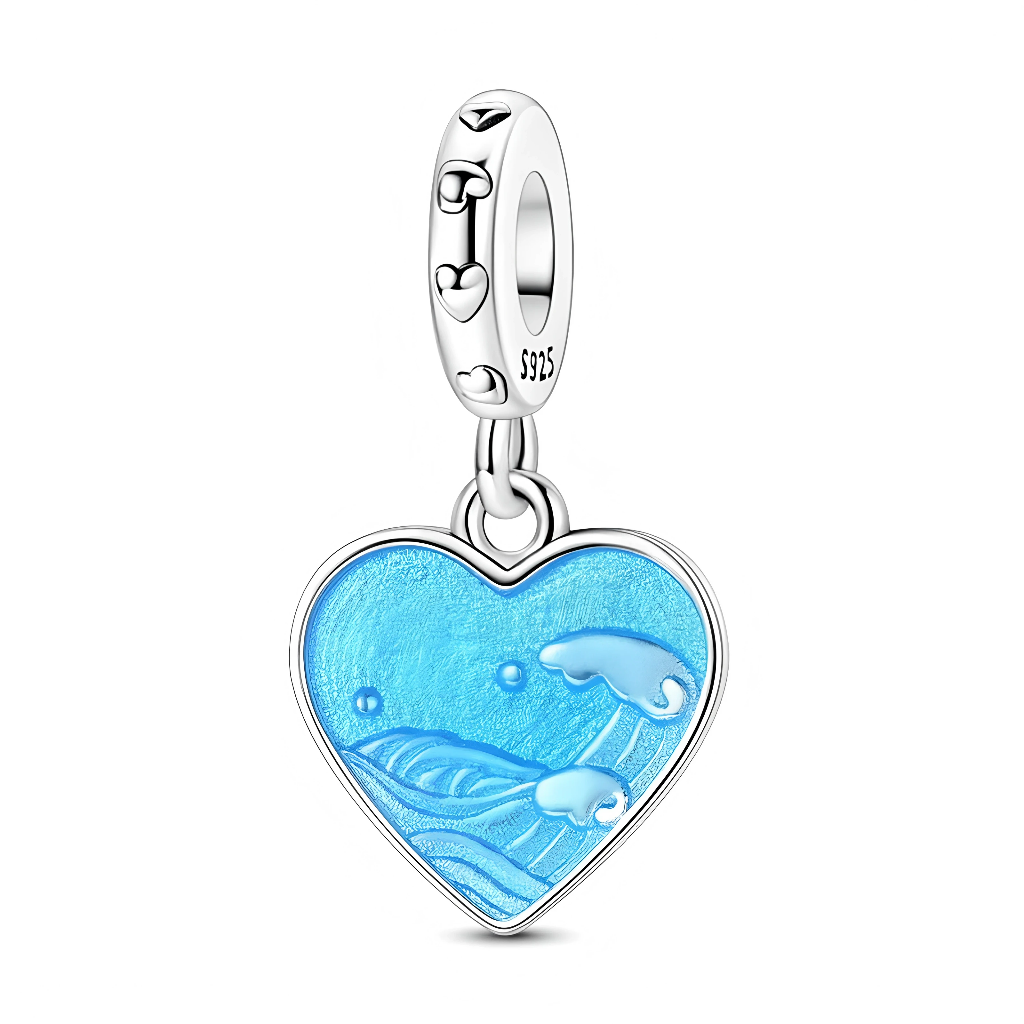 Ce charm pendant en argent 925 prend la forme d’un cœur rempli d’un émail bleu lagon, sur lequel se dessinent des vagues en relief et de petits nuages blancs comme une mer en mouvement. La bélière lisse est ponctuée de petits cœurs gravés tout autour, ajoutant une touche douce et romantique à ce décor marin.

Caractéristiques :

-Matière : Argent 925 avec émail bleu et détails blancs.
-Design : Cœur pendants décoré de vagues et nuages, bélière ornée de cœurs.
-Coloris : Argent brillant, bleu océan lumineux,