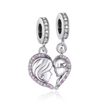 Célébrez le lien unique entre une mère et sa fille avec le charm Cœur à Partager Visage Maman et Fille. En argent 925, ce charm représente un doux portrait gravé sur un cœur séparé en deux, symbolisant la connexion spéciale entre ces deux êtres chers.