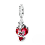 Ce charm spectaculaire met en scène un cœur rouge intense en cristal facetté, agrippé par un dragon argenté aux détails soignés: cornes flamboyantes, yeux expressifs et longue queue écailleuse enroulée sur la face du cœur. La bélière S925 perlée ajoute une touche délicate et contraste avec le côté puissant du dragon, créant un bijou symbolisant à la fois la passion et la protection. Idéal pour celles et ceux qui aiment les univers fantastiques, les dragons et les bijoux au rouge profond.