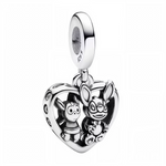 Exprimez votre affection avec ce charm pendentif en argent 925 en forme de cœur, mettant en scène Stitch et son ami blottis l’un contre l’autre. Ce bijou tendre et plein d’émotion capture la complicité et l’amitié sincère entre ces deux personnages emblématiques, parfait pour les fans de Disney qui aiment les symboles d’amour et de lien profond.