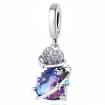 Charm pendentif en argent 925 composé d’un cœur central violet et bleu rehaussé de strass étincelants, entouré d’un second cœur argenté pour un rendu élégant et raffiné.

Caractéristiques
– Métal : argent 925
– Charm pendentif
– Détails : cœur bicolore violet et bleu avec strass scintillants, contour en forme de cœur argenté
– Taille adaptée pour bracelets ou colliers en argent 925