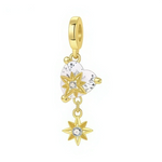 Ce charm pendentif en argent 925 finition dorée présente un cœur blanc moucheté de gris, orné en son centre d’une étoile à huit branches sertie d’un cristal clair. Une seconde étoile pendante prolonge la composition et capte la lumière à chaque mouvement, pour un bijou délicat qui évoque à la fois amour et guidance lumineuse sur un bracelet ou un collier.

Caractéristiques :

- Matière : Argent 925 avec finition dorée partielle et émail blanc moucheté, cristal clair
- Design : Cœur décoré d’une étoile centr