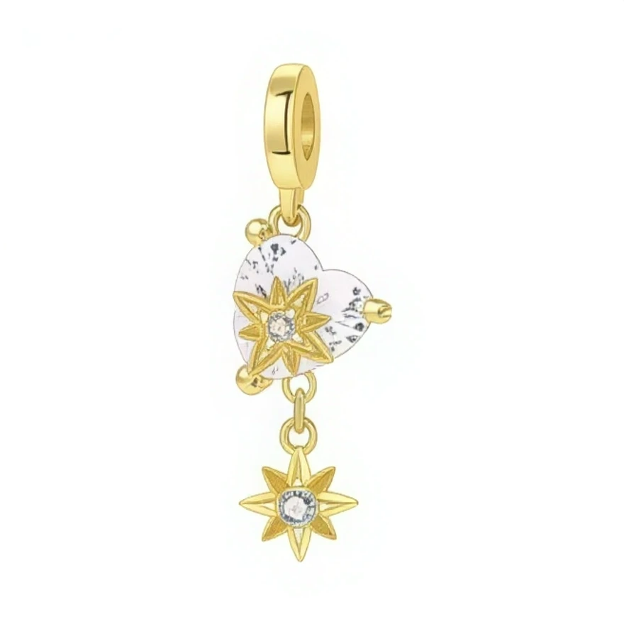Ce charm pendentif en argent 925 finition dorée présente un cœur blanc moucheté de gris, orné en son centre d’une étoile à huit branches sertie d’un cristal clair. Une seconde étoile pendante prolonge la composition et capte la lumière à chaque mouvement, pour un bijou délicat qui évoque à la fois amour et guidance lumineuse sur un bracelet ou un collier.

Caractéristiques :

- Matière : Argent 925 avec finition dorée partielle et émail blanc moucheté, cristal clair
- Design : Cœur décoré d’une étoile centr