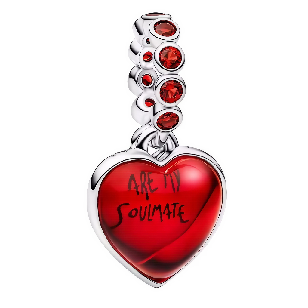 Ce charm passionné arbore un cœur bombé en émail rouge intense, orné d’une inscription stylée "Âme Sœur" en lettres gothiques pour un message d’amour éternel et fusionnel. L’anneau supérieur serti de cinq pierres rouges étincelantes ajoute une couronne flamboyante, reliant le tout avec éclat à un bracelet ou collier. Il célèbre les liens indéfectibles et la romance absolue, avec une vibe rock et sentimentale irrésistible.

Caractéristiques :

Matière : Argent 925 (S925) avec émail rouge et oxydes de zirconi