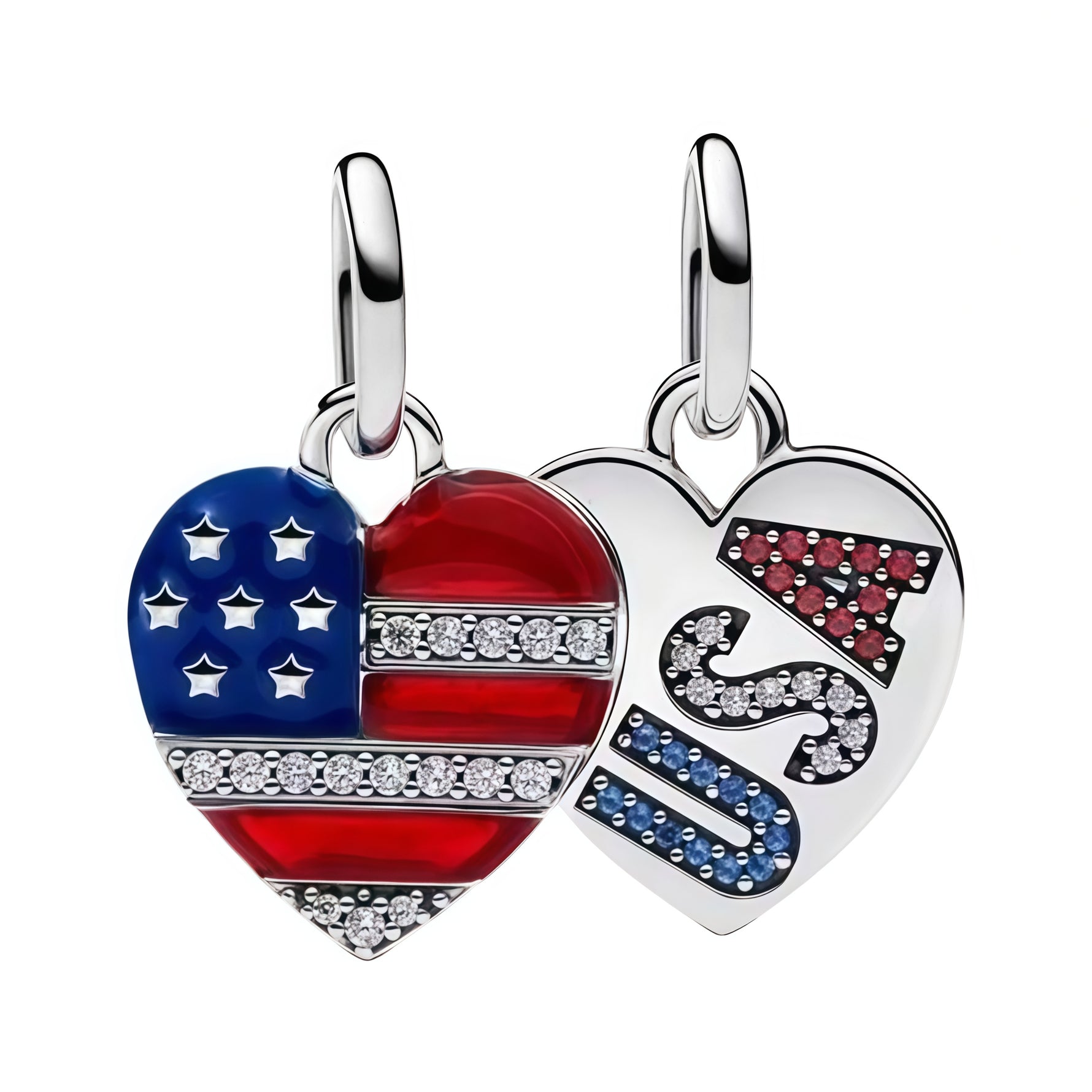 Apporte une touche patriotique et moderne à ton bracelet avec ce duo de cœurs inspiré des États-Unis. Son design bicolore, avec les motifs du drapeau américain et les lettres “USA” ornées de pierres scintillantes, évoque l’énergie, la fierté et l’esprit voyage. Un bijou original et symbolique, parfait pour celles et ceux qui aiment les pièces fortes et expressives.

Caractéristiques :
-&nbsp;Matière : Métal argenté.
-&nbsp;Design : Deux cœurs USA avec finition brillante et détails colorés.
-&nbsp;Dimensions