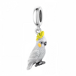 Apportez une touche exotique et colorée à votre collection avec ce charm pendentif en argent 925 représentant un cacatoès à la crête jaune éclatante. Finement sculpté, ce bijou capture l’élégance et la vivacité de cet oiseau tropical, avec des détails délicats et un éclat lumineux qui met en valeur sa crête emblématique. Parfait pour les amoureux de la nature et des animaux, ce charm est un véritable petit trésor plein de vie.