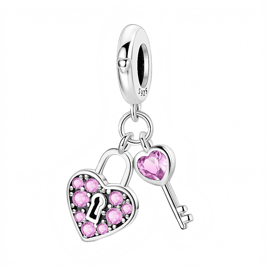 Ce charm double pendant en argent 925 est composé d’un cadenas en forme de coeur pavé de cristaux roses, avec une fente de serrure noire au centre, et d’une clé fine surmontée d’un coeur rose facetté. Les deux breloques sont suspendues à une bélière lisse, créant un mouvement léger et symbolisant l’idée d’un coeur à protéger et à ouvrir.

Caractéristiques :

-Matière : Argent 925 avec cristaux roses.
-Design : Cadenas coeur serti de pierres et clé assortie ornée d’un coeur facetté.
-Coloris : Argent brillan