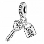 Célébrez une relation unique avec le charm Love and Key, en argent 925. Composé d’un Cadenas et d'une clé, ce bijou se divise en deux parties pour symboliser l’amour et la confiance.