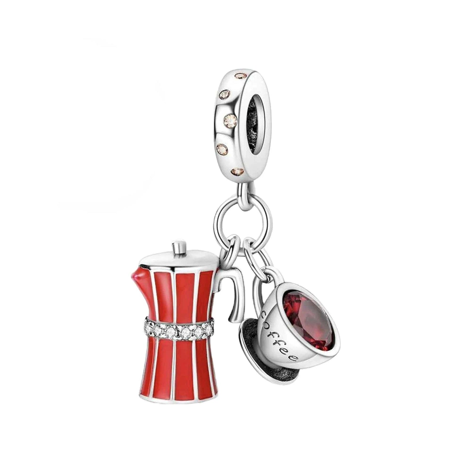 Ce charm capture l’instant café par excellence: une cafetière italienne stylisée, habillée de rayures émaillées rouge vif et ceinturée d’une rangée de zircons étincelants, accompagne une mini-tasse de café dont l’intérieur est orné d’un cristal rouge profond et gravée du mot « coffee » sur le bord. La bélière est ponctuée de petits zirconiums clairs pour une finition élégante, transformant ce bijou en hommage chic et gourmand à votre rituel café préféré.