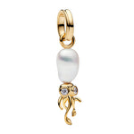 Apporte une touche marine et originale à ton bracelet avec ce charm pendentif Calamar doré. Inspiré de l’univers des fonds marins, ce bijou met en valeur un calamar élégant avec une finition dorée lumineuse et des détails soignés qui lui donnent un style raffiné et plein de caractère. Un charm original et tendance, parfait pour celles et ceux qui aiment les bijoux inspirés de la mer.

Caractéristiques :

- Matière : Argent 925.
- Design : Calamar en version pendentif avec finitions soignées.
- Dimensions : 