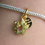 Ce charm pendentif en&nbsp;argent 925&nbsp;s’inspire de la campanule « raiponce », fleur liée au conte Rapunzel, sculptée en délicates pétales bicolores avec de petits accents scintillants pour un rendu poétique et lumineux. Symbole de gratitude, d’humilité et de constance en amour et en amitié, la campanule apporte une touche florale raffinée, parfaite pour personnaliser un bracelet à charms ou égayer une chaîne en collier. Compatible avec les bracelets de style Pandora, ce bijou se combine facilement aux 